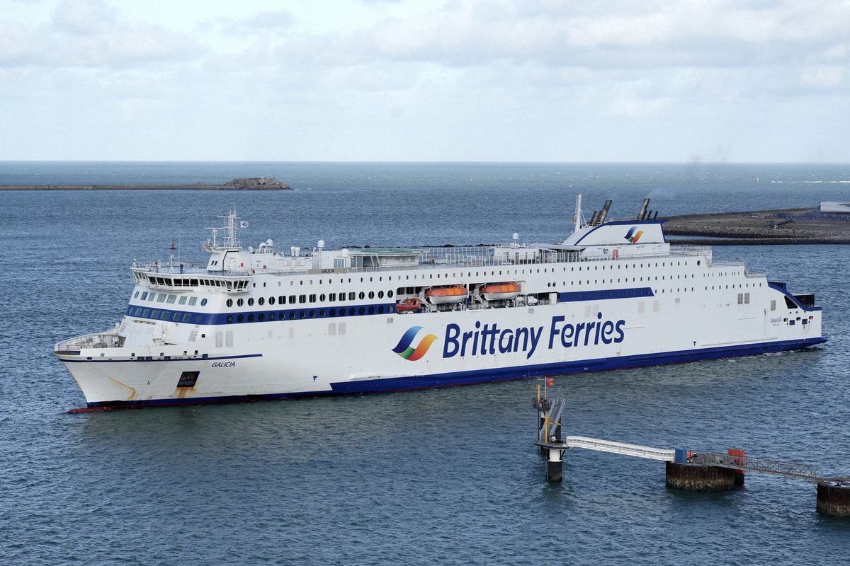 Brittany-Ferries-Fähre in der Hafeneinfahrt von Cherbourg, dahinter die Molen der Reede