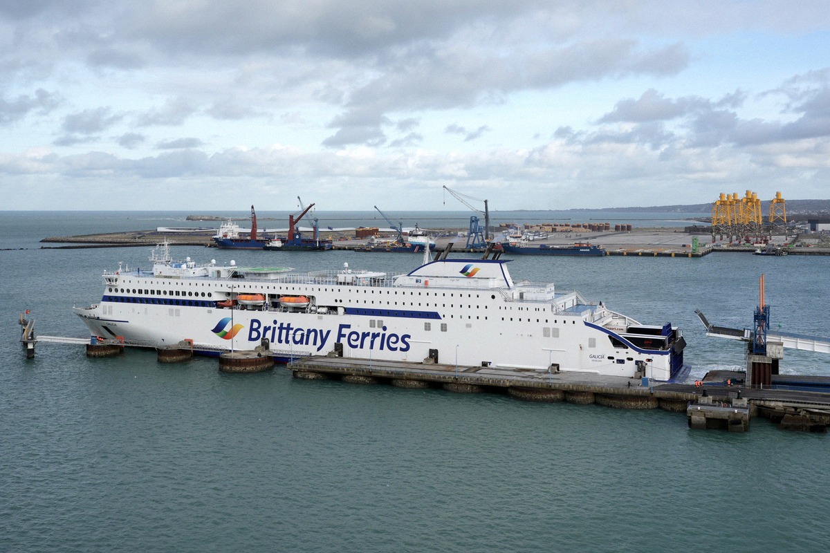 Brittany-Ferries-Fähre am Kai im Fährhafen von Cherbourg