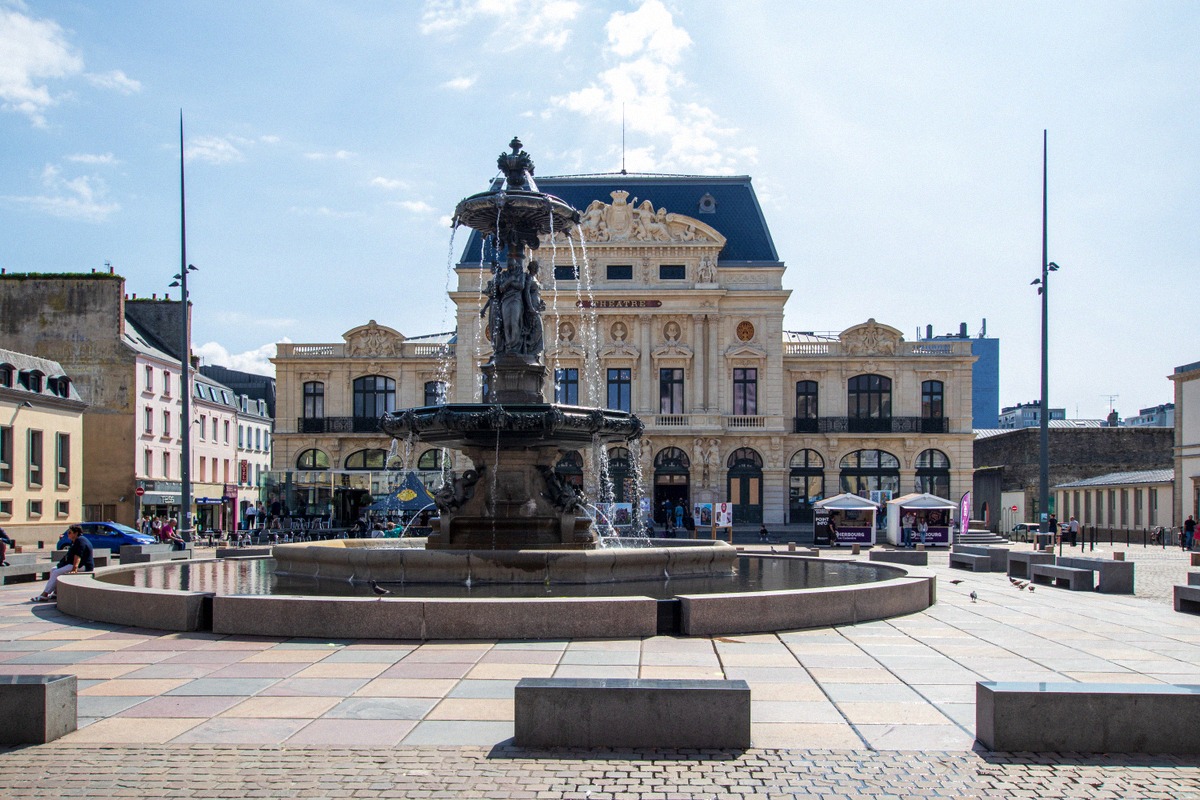 Fontaine Mouchel vor dem Théâtre à l'italienne an der Place du Général de Gaulle in Cherbourg