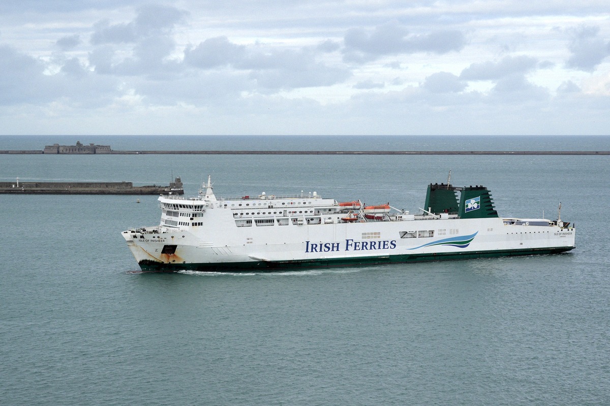 Irish-Ferries-Fähre Isle of Inisheer beim Auslaufen aus Cherbourg, dahinter das Fort de l'Île Pelée