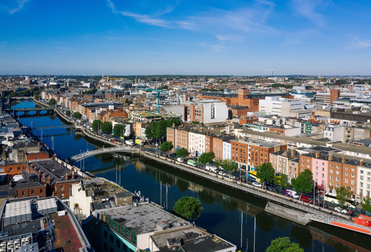 Der Liffey mit der Ha'penny Bridge im Zentrum von Dublin.