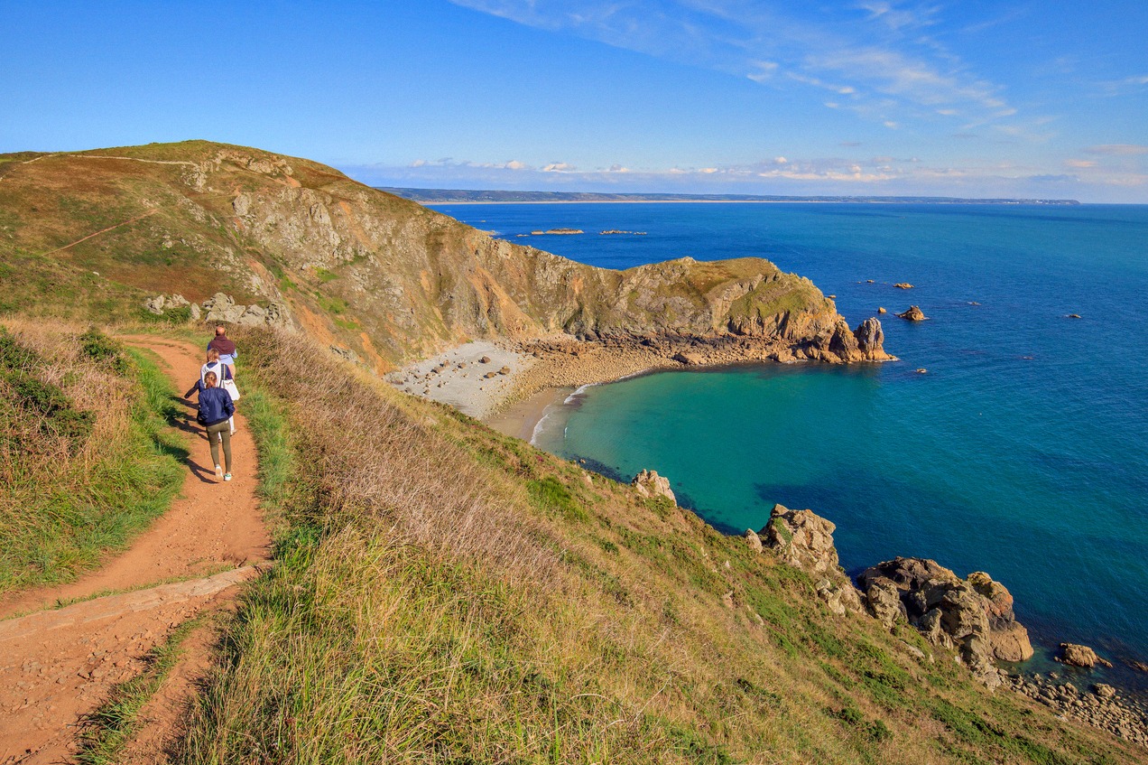 Wanderer auf dem Küstenpfad über den Klippen am Nez de Jobourg