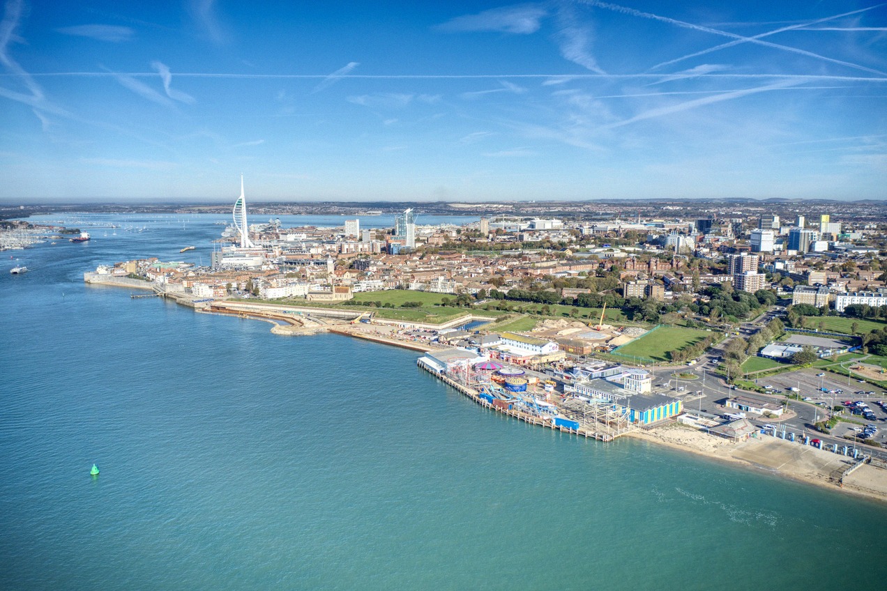 Portsmouth Harbour mit dem Spinnaker Tower aus der Luft